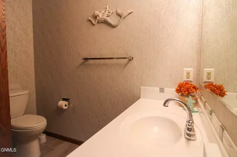 Bath - 306 N Brandon Loop, Bismarck, ND 58503 photo 2 of 10