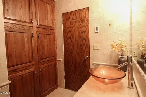 Bath - 306 N Brandon Loop, Bismarck, ND 58503 photo 9 of 10