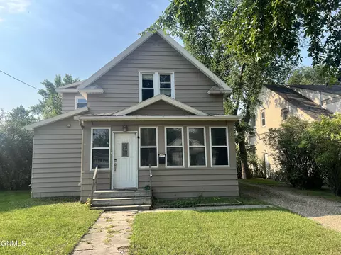 202 8th Ave SE, Minot, ND 58701
