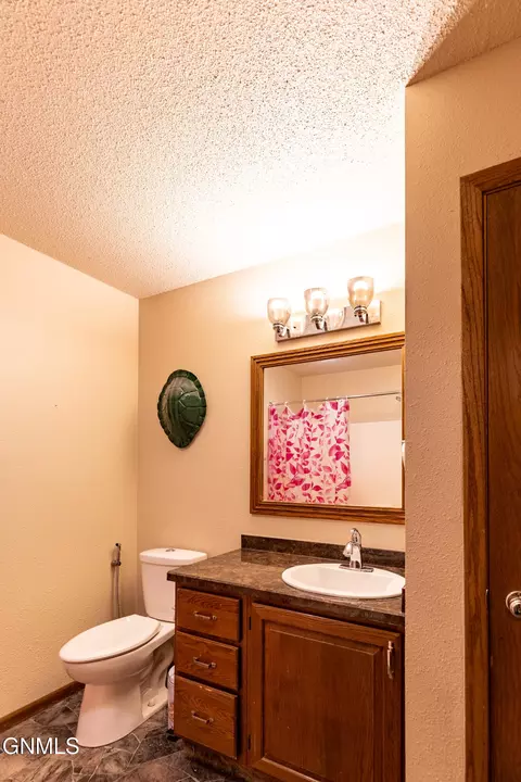 Bath - 3613 Hackberry St, Bismarck, ND 58503 photo 2 of 3