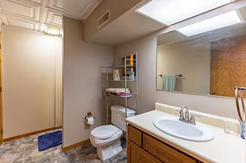 Bath - 3613 Hackberry St, Bismarck, ND 58503 photo 3 of 3