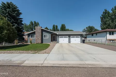 822 24th St W, Dickinson, ND 58601