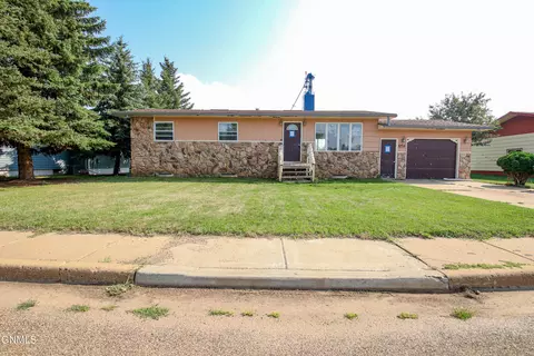57 7th St E, New England, ND 58647