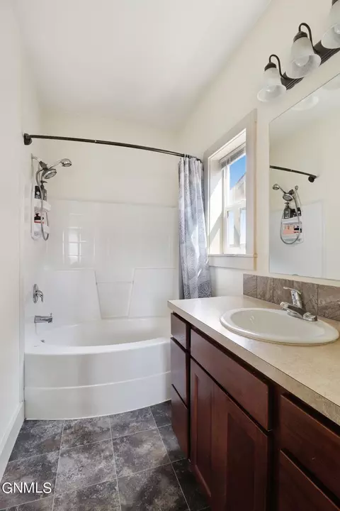 Bath - 3415 34th St W, Williston, ND 58801 photo 3 of 4