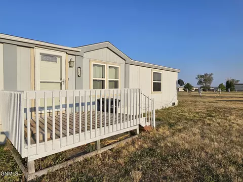 3814 24th Ct W, Williston, ND 58801 photo 2