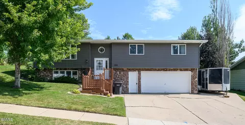 608 17th Ave NW, Mandan, ND 58554