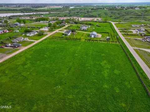 4829 Southview Ln, Williston, ND 58801 photo 2