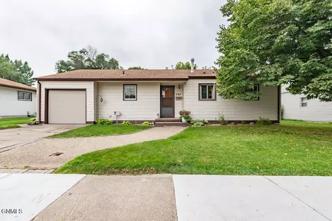 597 Sunset Pl, Bismarck, ND 58504