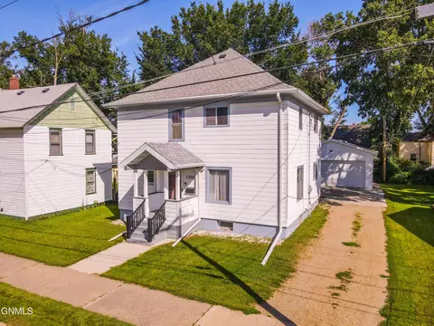 313 4th St SE, Valley City, ND 58072