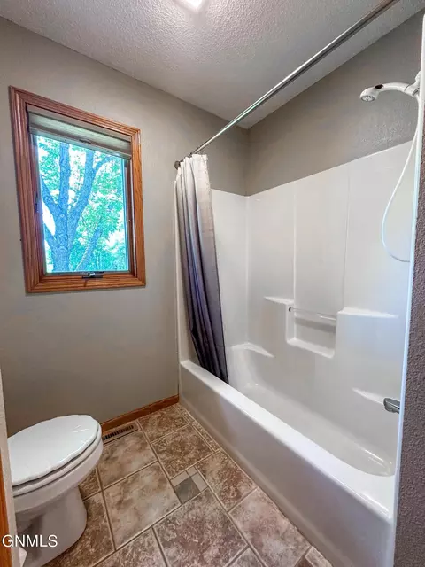 Bath - 5150 57th St SE, Bismarck, ND 58504 photo 7 of 7