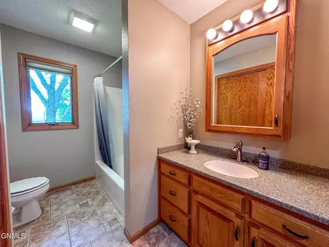 Bath - 5150 57th St SE, Bismarck, ND 58504 photo 6 of 7