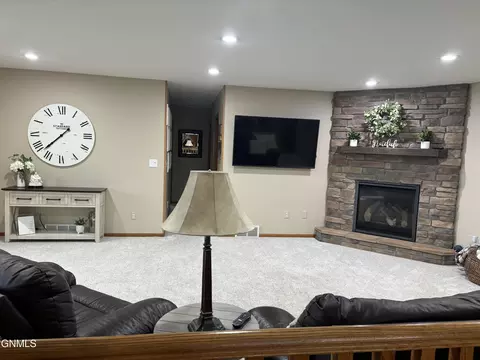 Living - 5150 57th St SE, Bismarck, ND 58504 photo 2 of 5
