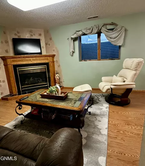 Living - 5150 57th St SE, Bismarck, ND 58504 photo 5 of 5