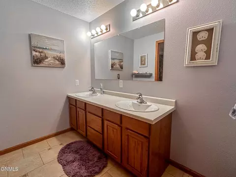 Bath - 5150 57th St SE, Bismarck, ND 58504 photo 3 of 7