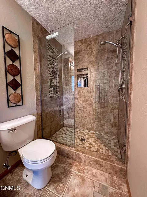 Bath - 5150 57th St SE, Bismarck, ND 58504 photo 2 of 7