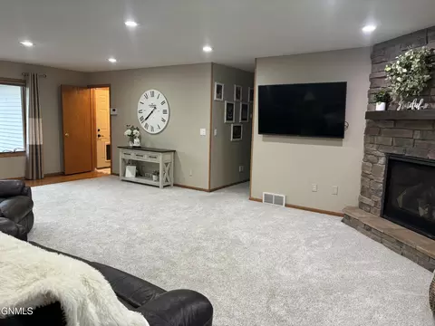 Living - 5150 57th St SE, Bismarck, ND 58504 photo 3 of 5