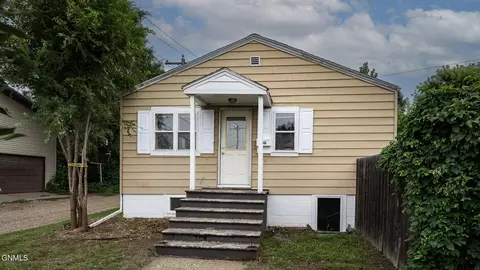 106 5th St NE, Mandan, ND 58554