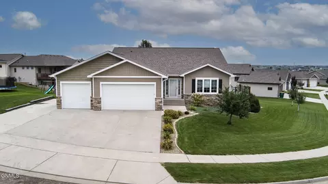 406 Quarry Ln, Bismarck, ND 58503