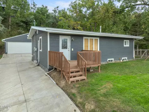 808 Arbor Ave SE, Minot, ND 58701