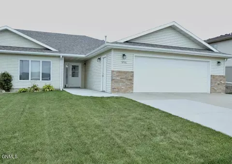 1206 33 St, Bismarck, ND 58501