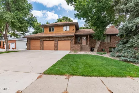 733 Augsburg Ave, Bismarck, ND 58504