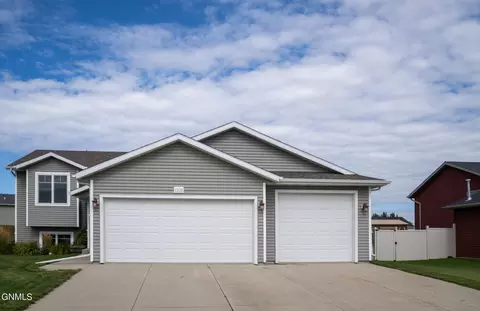 1208 Shires Dr SE, Mandan, ND 58554