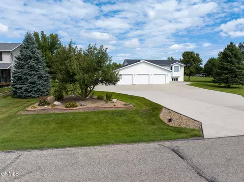 5634 Falconer Dr, Bismarck, ND 58504
