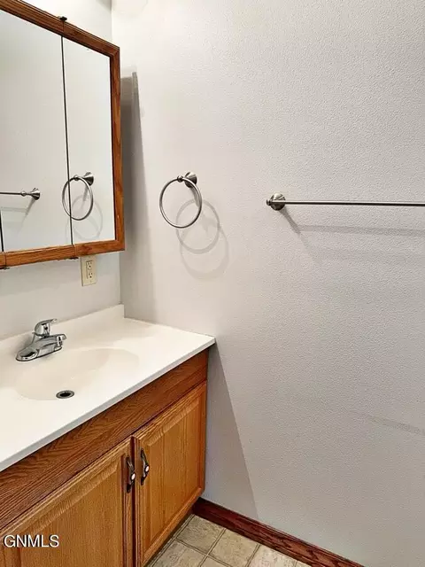 Bath - 4965 140th Ave NW, Williston, ND 58801 photo 10 of 17