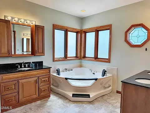 Bath - 4965 140th Ave NW, Williston, ND 58801 photo 3 of 17