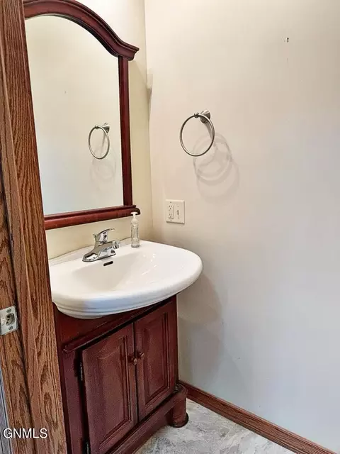 Bath - 4965 140th Ave NW, Williston, ND 58801 photo 7 of 17