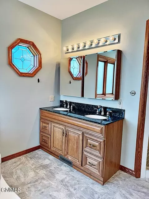 Bath - 4965 140th Ave NW, Williston, ND 58801 photo 4 of 17