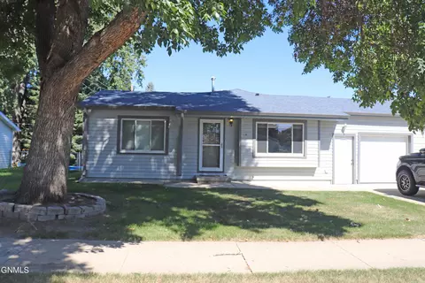 318 Easy St, Bismarck, ND 58504