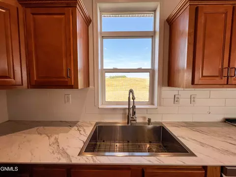 5350 Muddy Valley Dr, Williston, ND 58801 photo 15