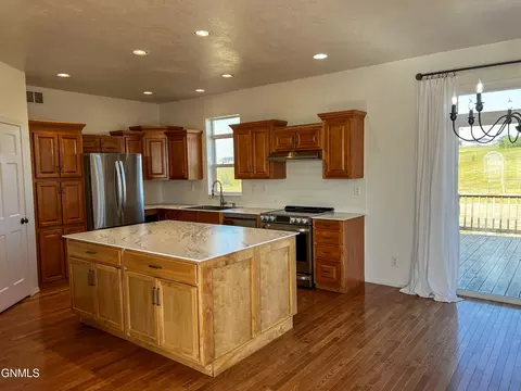 5350 Muddy Valley Dr, Williston, ND 58801 photo 9