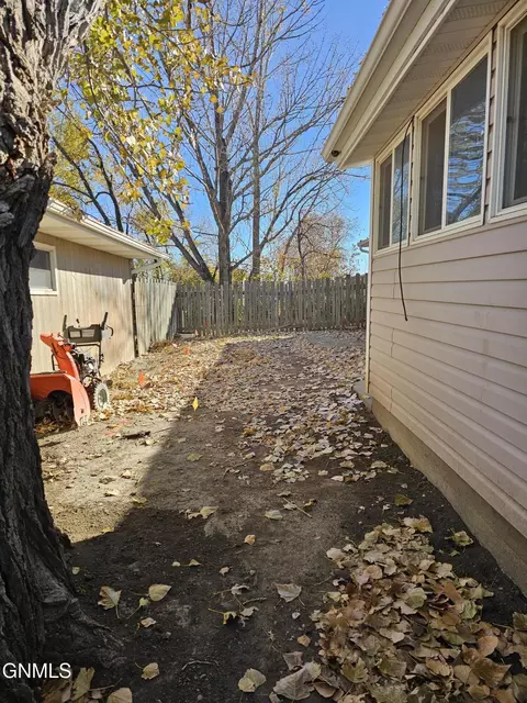 1912 Sioux St W, Williston, ND 58801 photo 8