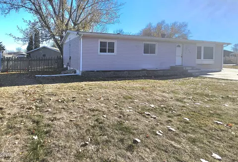 1912 Sioux St W, Williston, ND 58801 photo 2