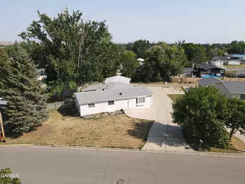 1912 Sioux St W, Williston, ND 58801