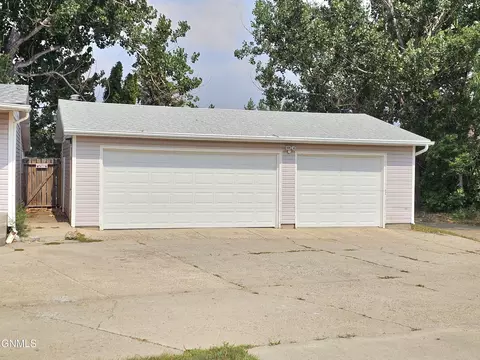 1912 Sioux St W, Williston, ND 58801 photo 7