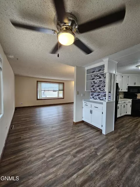 1912 Sioux St W, Williston, ND 58801 photo 18