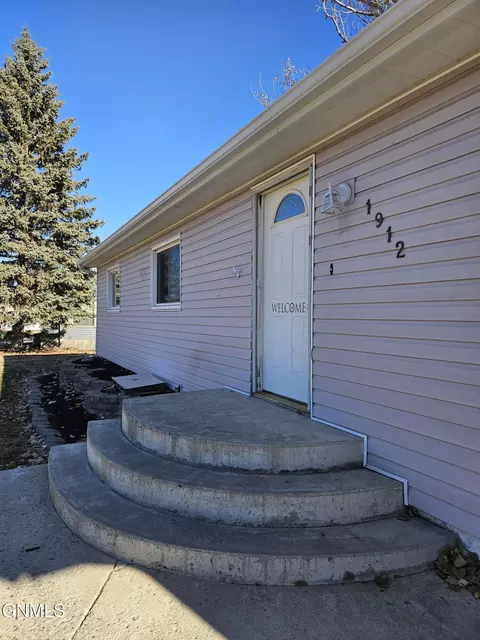 1912 Sioux St W, Williston, ND 58801 photo 3
