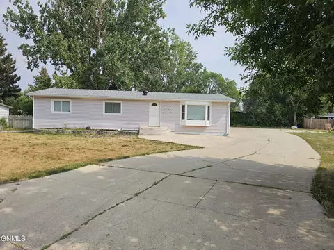 1912 Sioux St W, Williston, ND 58801 photo 4