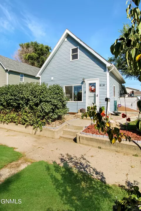 914 Broadway W, Williston, ND 58801 photo 2