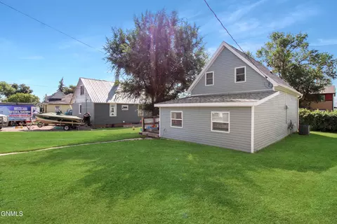 914 Broadway W, Williston, ND 58801 photo 3