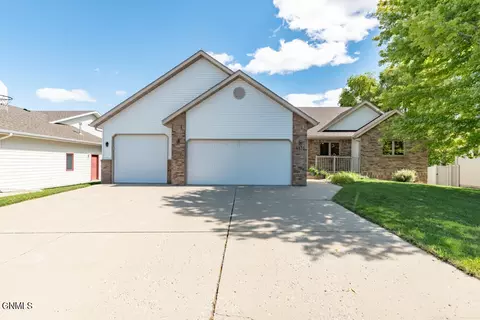 4131 Selkirk Rd, Bismarck, ND 58503