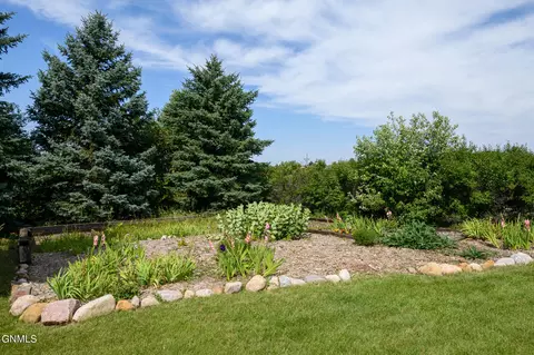 7516 Beacon Loop, Bismarck, ND 58501 photo 9