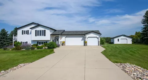 7516 Beacon Loop, Bismarck, ND 58501