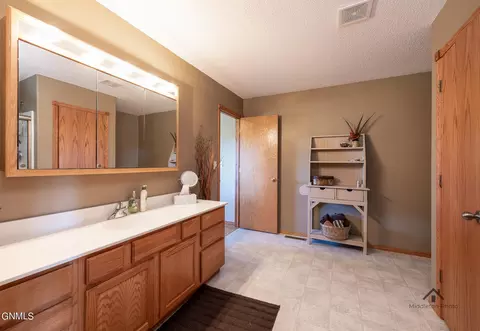 7516 Beacon Loop, Bismarck, ND 58501 photo 17