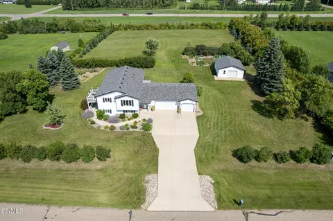 7516 Beacon Loop, Bismarck, ND 58501 photo 2