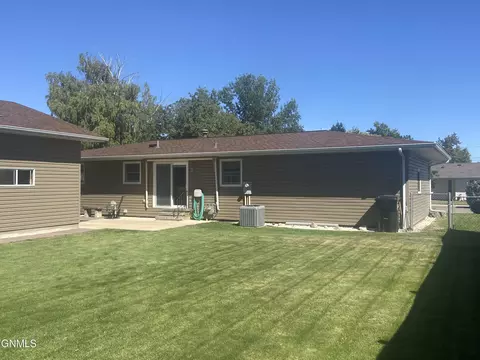 1217 8th Ave W, Williston, ND 58801 photo 6
