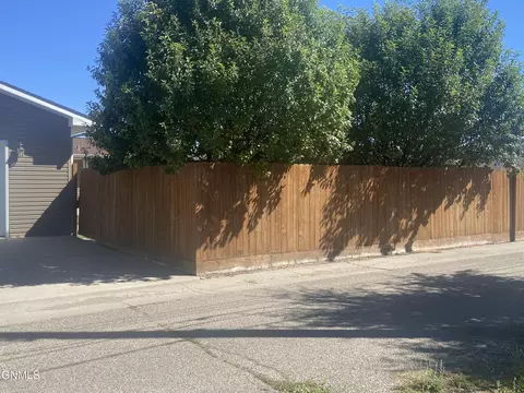 1217 8th Ave W, Williston, ND 58801 photo 5